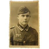 Unga Unteroffizier, veteran från östfronten, studioporträtt